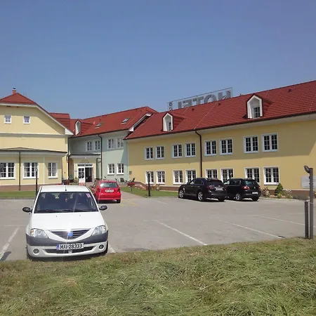 Cateski Dvorec Catez ob Savi