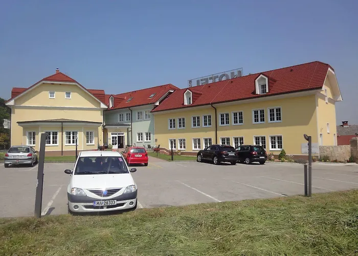 Cateski Dvorec Catez ob Savi